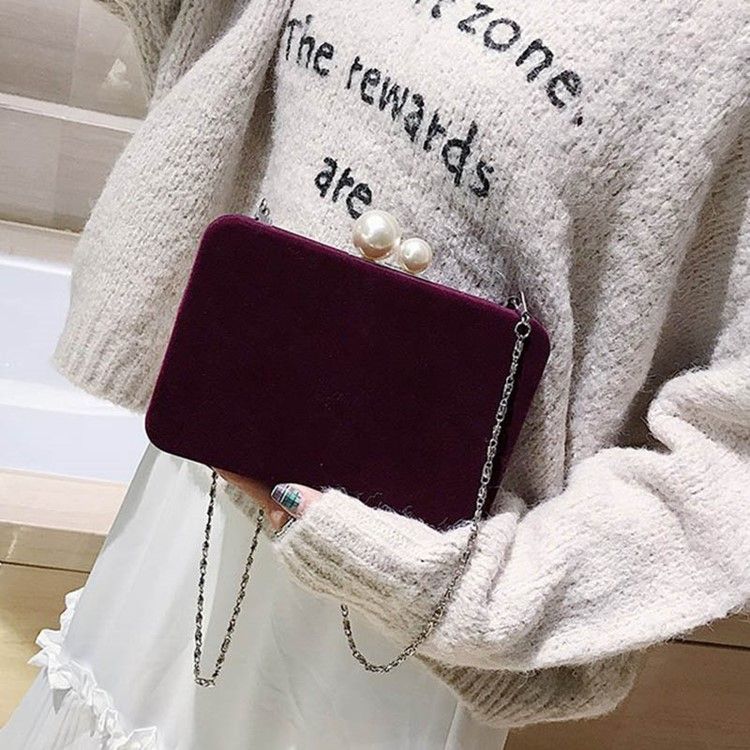 Bolsa Crossbody Com Aba Com Corrente De Veludo Simples