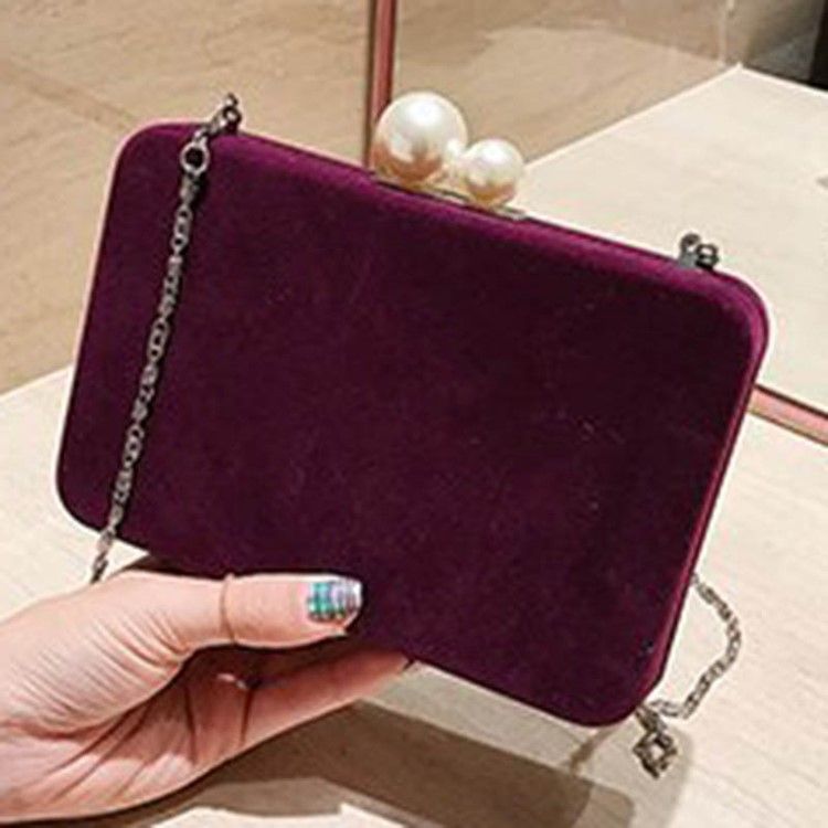 Bolsa Crossbody Com Aba Com Corrente De Veludo Simples