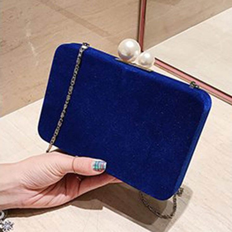 Bolsa Crossbody Com Aba Com Corrente De Veludo Simples