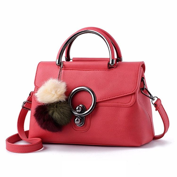 Bolsa Crossbody Com Pingente De Bola De Pelúcia Em Cor Sólida