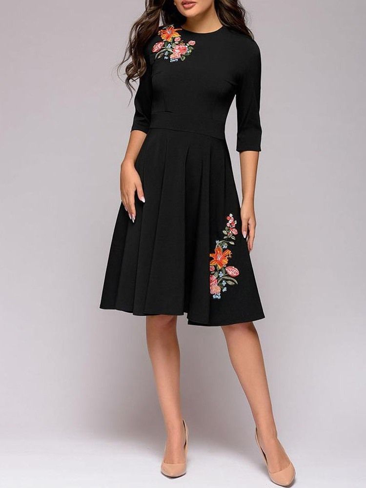 Vestido Feminino Bordado Com Decote Redondo Na Altura Do Joelho E Cintura Média Floral